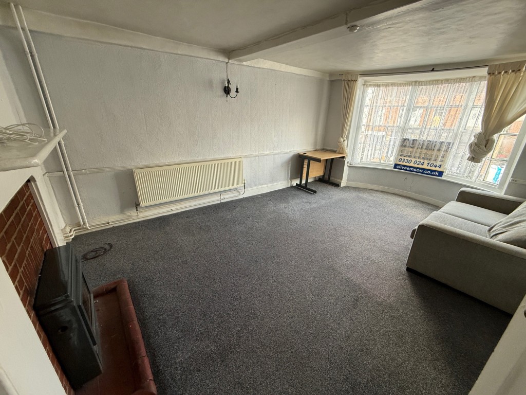 Lot: 37 - COMMERCIAL PROPERTY WITH SELF-CONTAINED SPLIT LEVEL FLAT ABOVE - Living room with fireplace and bay window to front